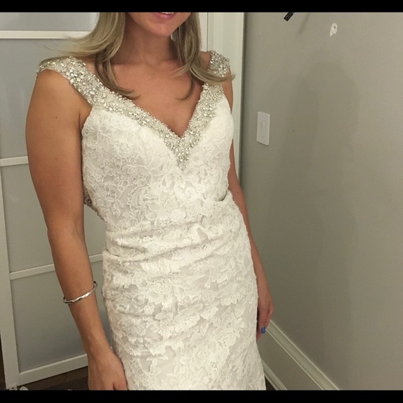 Stunning Ivory Lace & beaded wedding gown - Picture 4 of 10